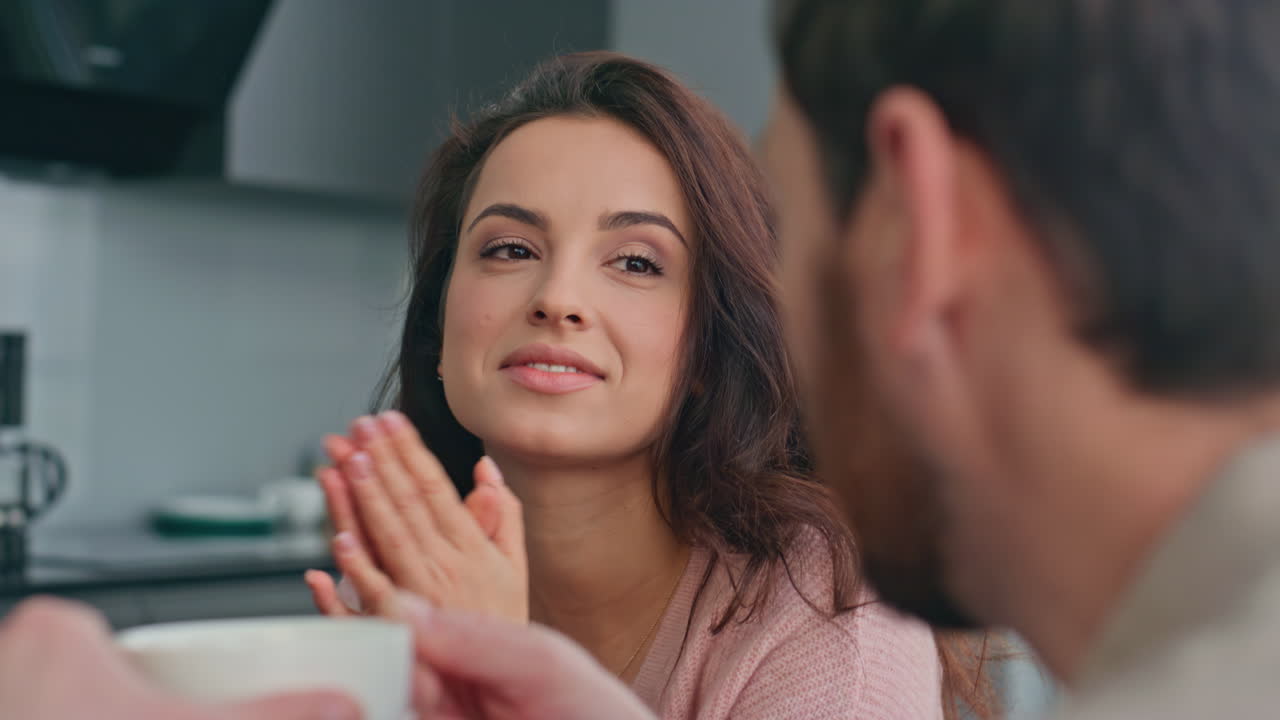 mujer coqueteando hablando marido en el interior de la cocina primer plano. pareja bebiendo café