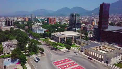 en el centro de la vibrante y concurrida ciudad de tirana, albania, en europa del este