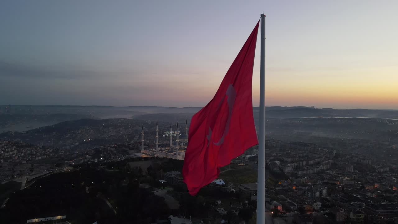 bandera turca en la colina de camlica uskudar istanbul turquía