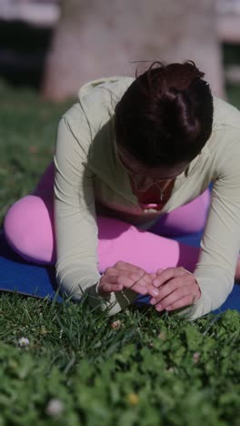 mujer practicando yoga al aire libre