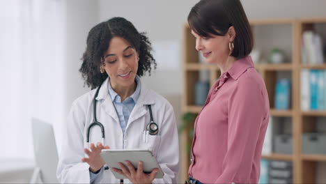 Woman,-doctor-and-tablet-with-patient