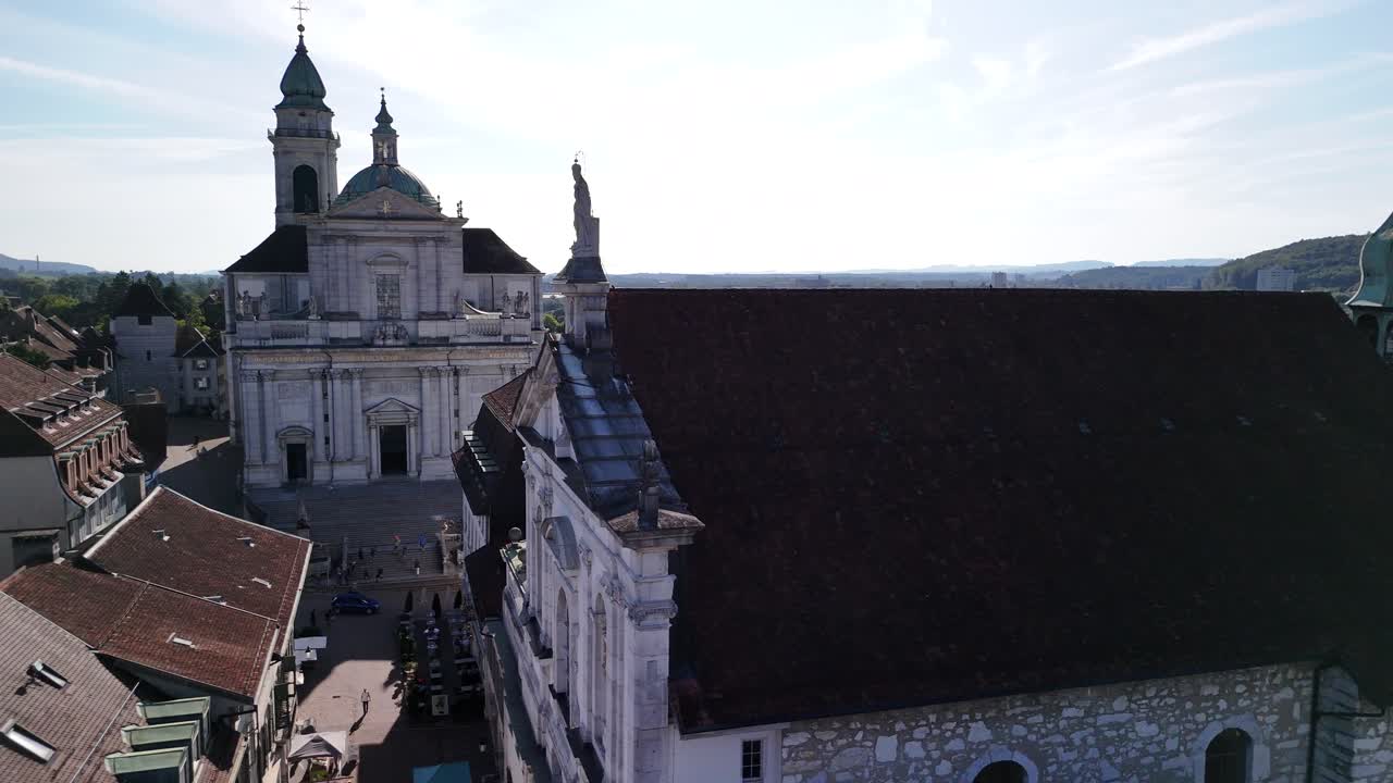 Solothurn, Schweiz, historisk gammel bydel, fremtrædende St. Ursus Domkirke, hovedtorv