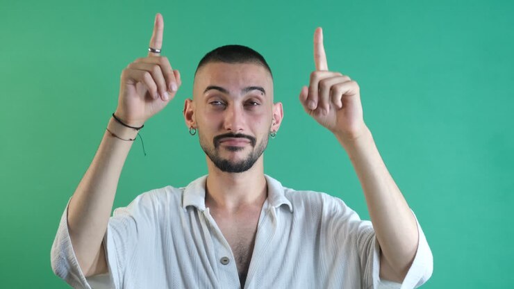 Uomo che indica con le dita