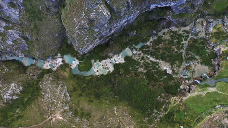 asombroso big shot con drone 4k desde el área de los andes en ayacucho, perú, del famoso lago turquesa millpu ubicado entre montañas