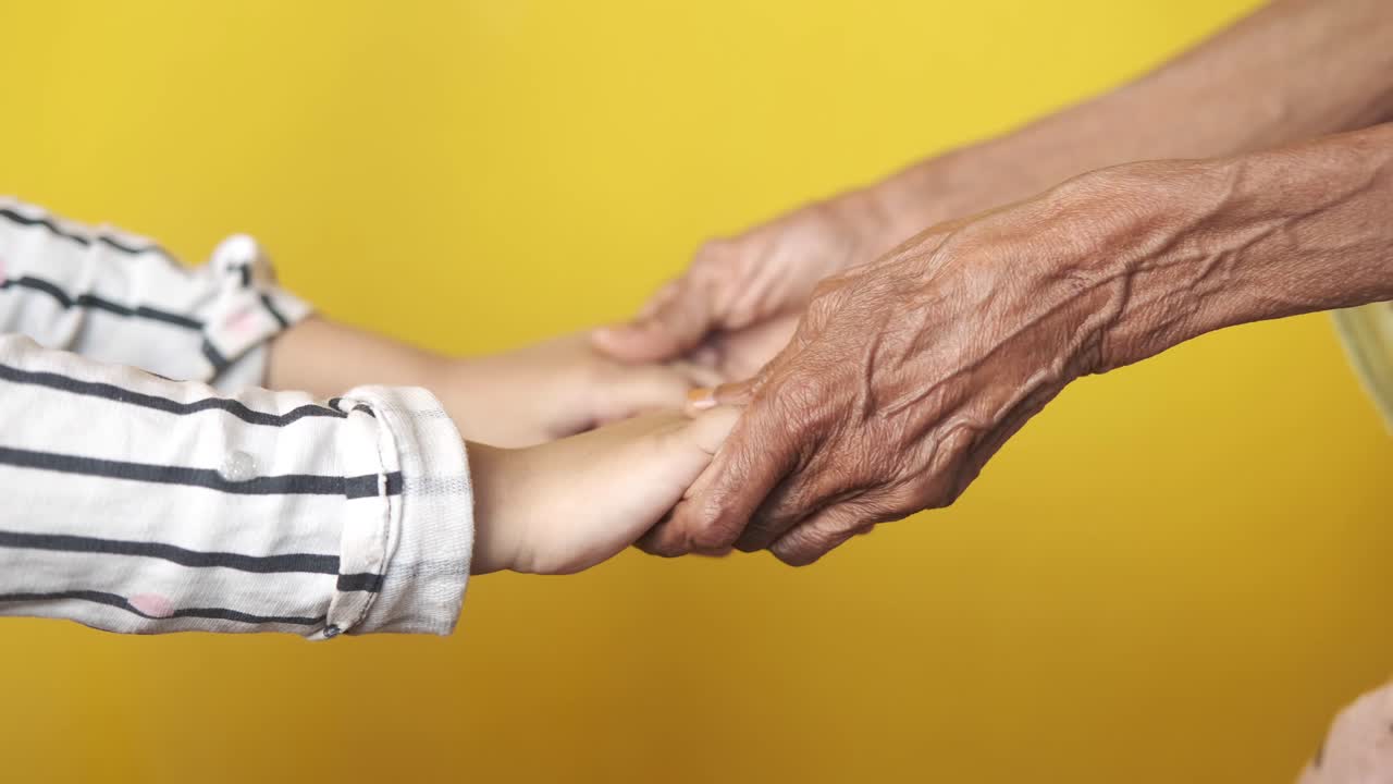 abuelo y niño tomados de la mano