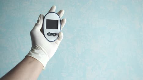 hand holding a glucose meter