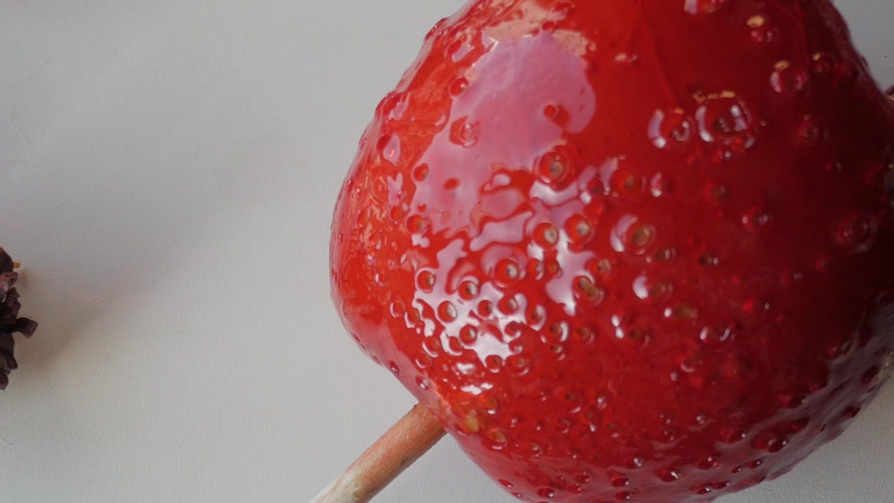 Primo piano e fetta di mela caramellata.