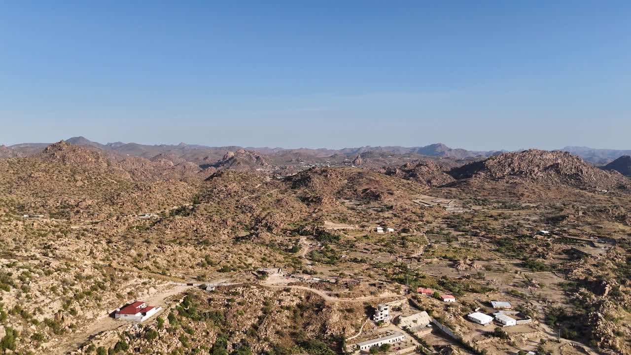 Panoramica aerea che domina un paesaggio montuoso di natura desertica, in Arabia Saudita