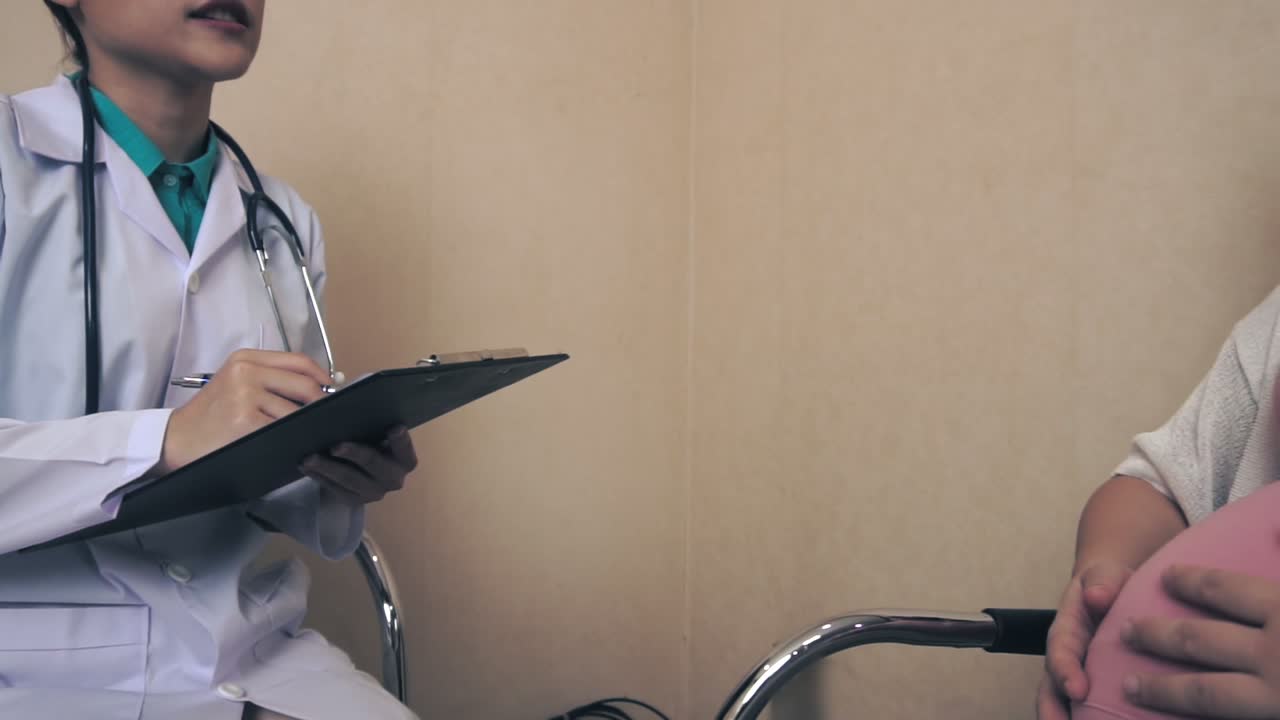 mujer embarazada y médico ginecólogo en el hospital