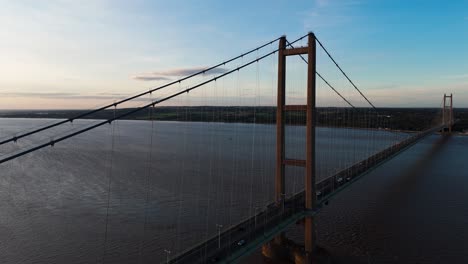 Der-Zauber-Des-Sonnenuntergangs:-Die-Humber-Bridge-Erstrahlt,-Während-Eine-Flugdrohne-Die-Fließenden-Bewegungen-Der-Autos-Auf-Ihrer-Majestätischen-Fläche-Aufzeichnet