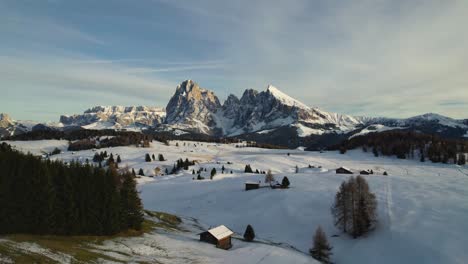 imágenes de la zona de las dolomitas italianas cubiertas de nieve al atardecer