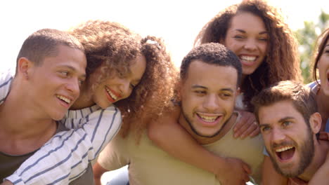 cerca de seis amigos adultos jóvenes a espaldas al aire libre