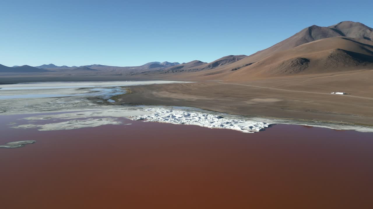 라구나 콜로라다 볼리비아, 레드 레이크 라군, 오염되지 않은 대지의 경치 좋은 습지 위의 공중, 영화 같은 자연의 경이