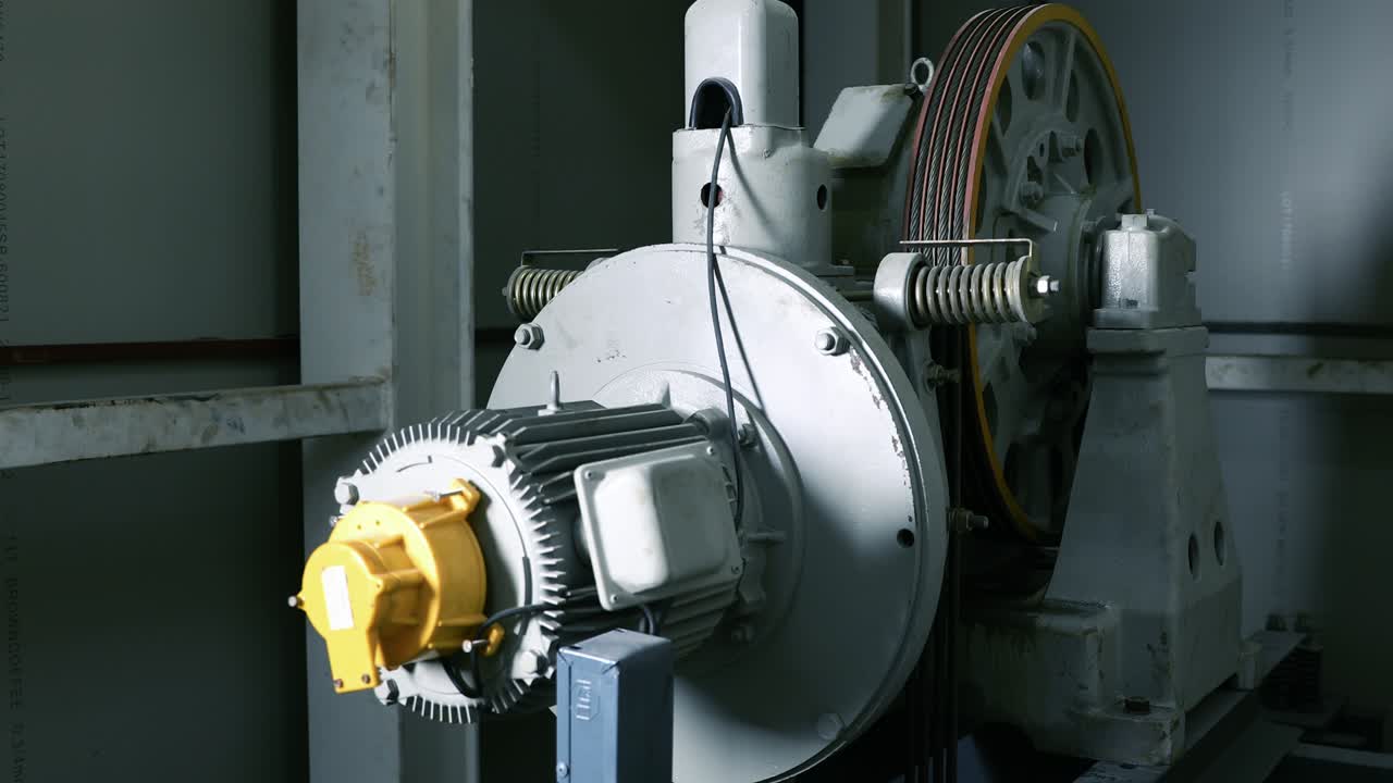 회전 메커니즘을 가진 금속 기계