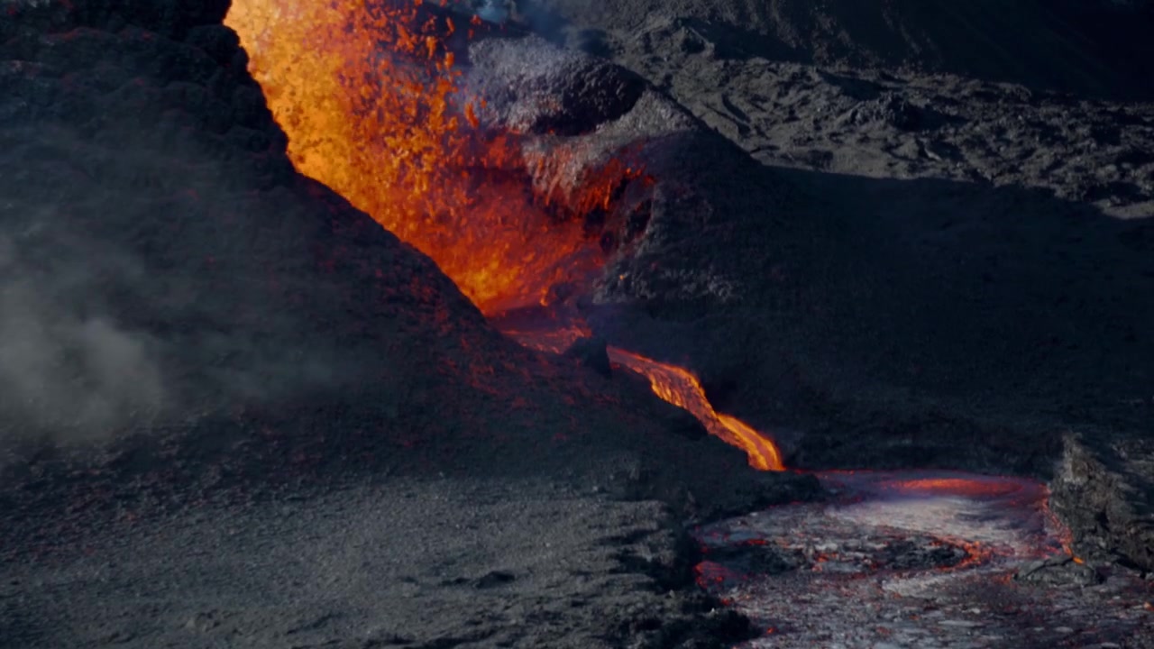 Lava al vulcano Fagradalsfjall nell'Islanda sud-occidentale