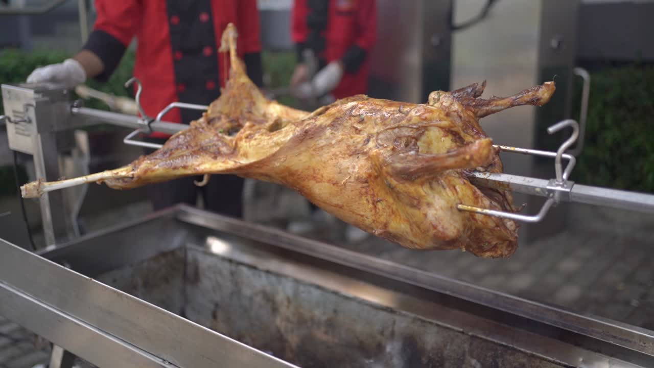 cabra o cordero asado a la parrilla enrollado