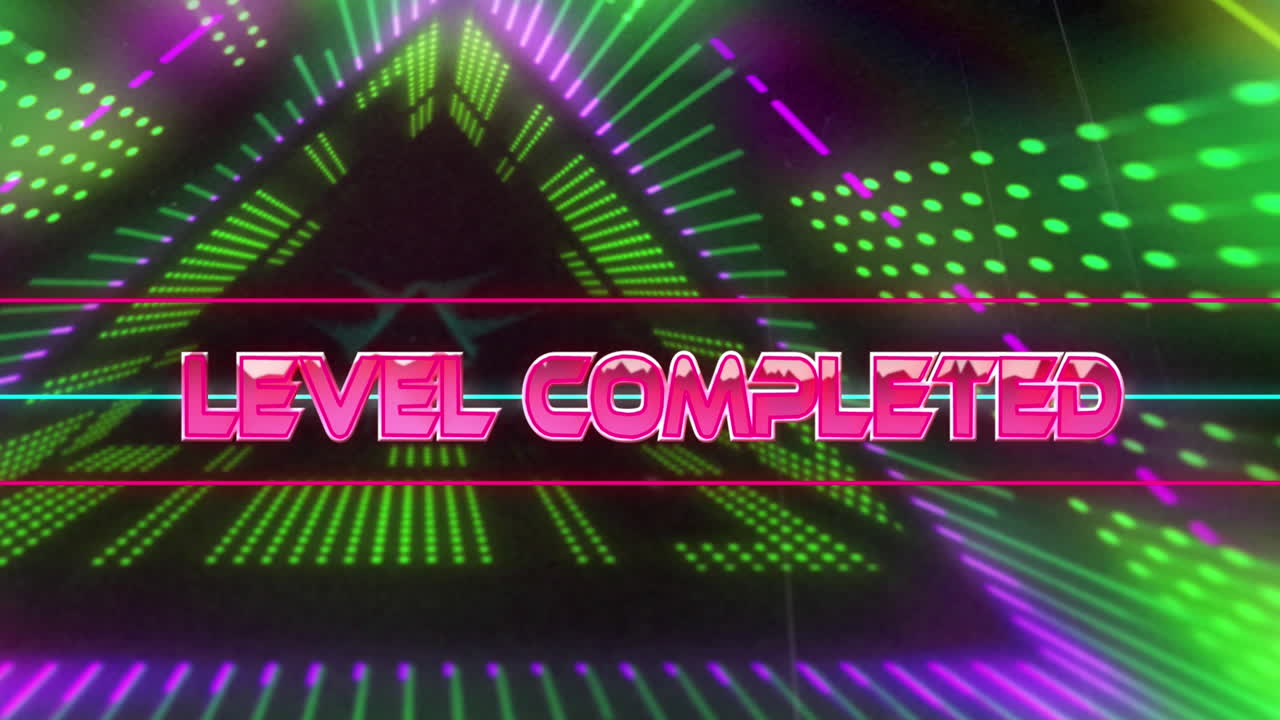 검은 바탕에 삼각형 루프 터널 위에 레벨 완료 텍스트의 애니메이션