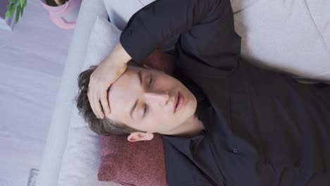 hombre deprimido sentado en un sillón. persona triste infeliz sosteniendo su frente sufriendo de enfermedad mental.
