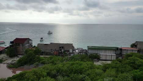 Impresionante-Disparo-De-Un-Dron-Frente-A-La-Costa-De-Una-Isla-Privada-En-Cartagena,-Colombia,-Mientras-El-Sol-Se-Pone-De-Fondo