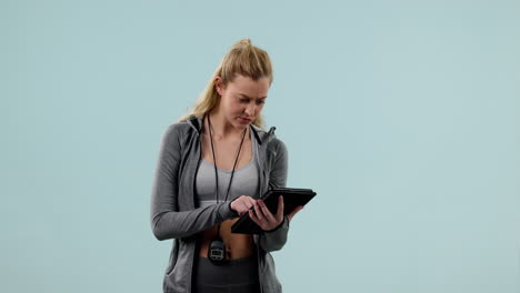mujer, mecanografía y investigación de atletas en tableta
