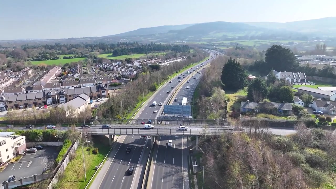Letecký pohled na provoz na dálnici M50 směrem na jih za slunečného dne nedaleko Dublinu, Irsko