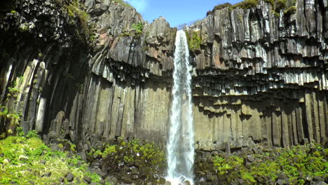 Imágenes-En-Cámara-Lenta-De-La-Cascada-Svartifoss-En-Skaftafell-En-El-Parque-Nacional-Vatnajokull,-Islandia