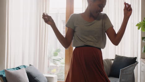 Mujer-Joven-Feliz-Bailando-En-Casa-Divirtiéndose-Celebrando-Las-Vacaciones-De-Verano-Disfrutando-De-Un-Baile-Lúdico-Para-Celebrar-Un-Estilo-De-Vida-Exitoso