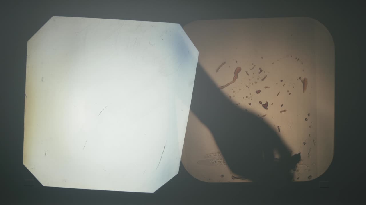 빛, 색 ⁇ , 물 이 합쳐져 예술적 이고 창조적 인 표현 의 매혹적 인 표시 를 하는 매혹적 인 광경 의 가까운 시각