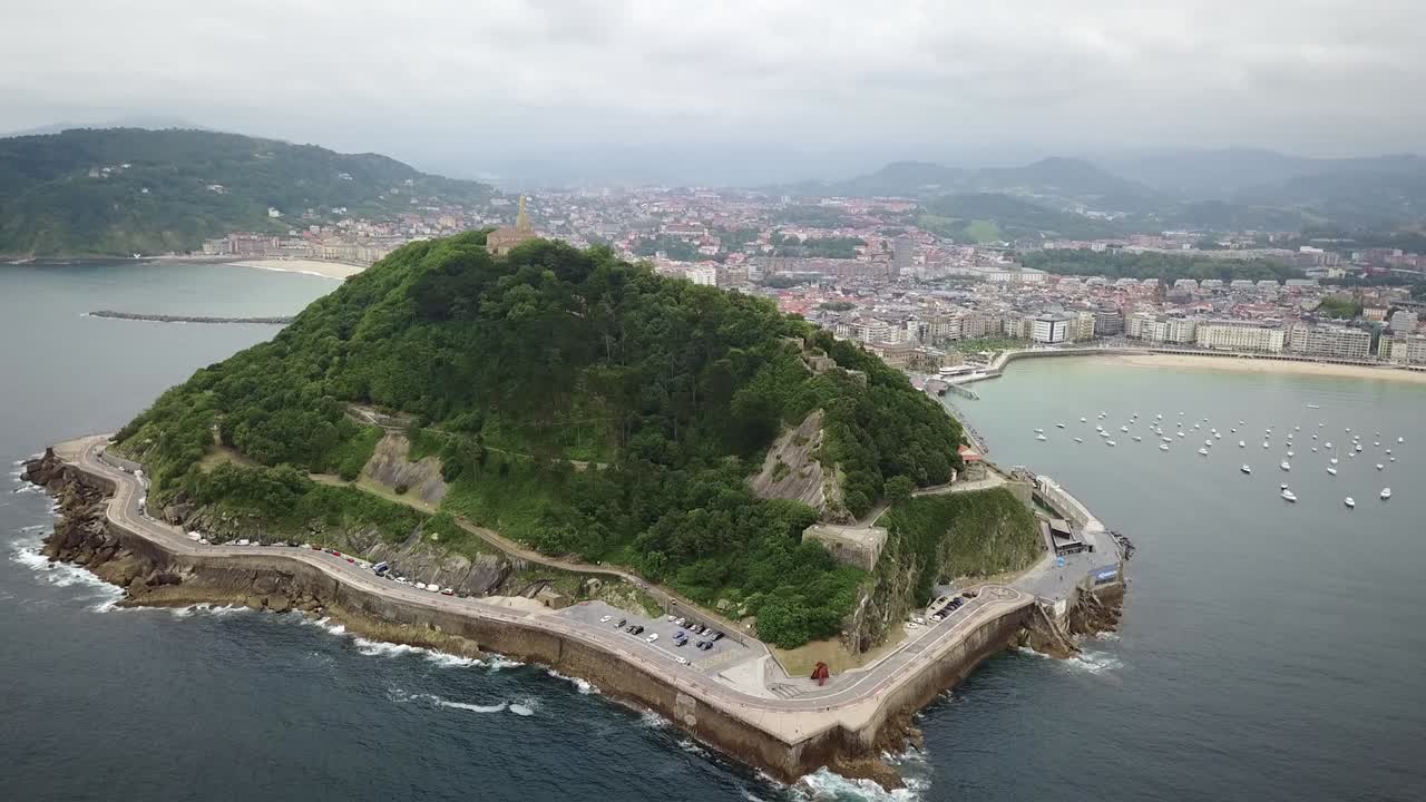 Monte Urgull è una collina imponente che domina il centro storico di San Sebastián, conosciuta anche come Donostia, nella punta settentrionale della Spagna, nei Paesi Baschi. Questo filmato da drone cattura le splendide vedute.
