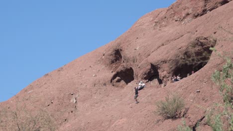 La-Gente-Emerge-Del-Icónico-Agujero-En-El-Hito-De-La-Roca-En-Papago-Park,-Phoenix,-Arizona