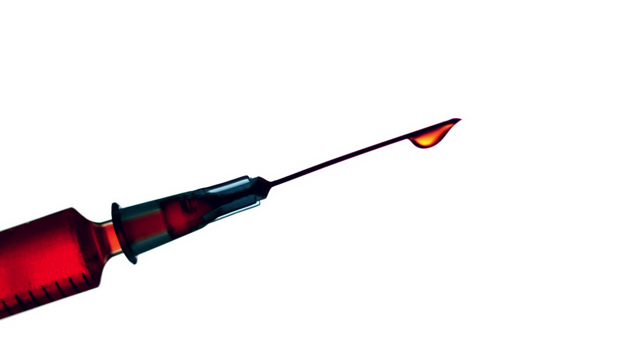 gota de líquido que se cae de la jeringa