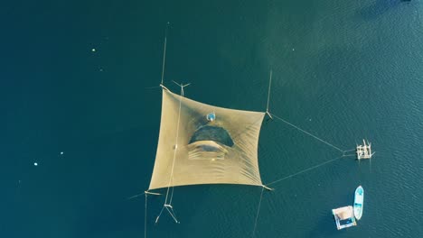 Vista-De-Drones-Trampa-De-Pesca-Amarilla-En-El-Mar-De-Cam-Ranh---Provincia-De-Khanh-Hoa,-Vietnam-Central