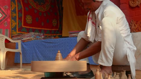 El-Alfarero-En-El-Trabajo-Hace-Platos-De-Cerámica.-India,-Rajastán.