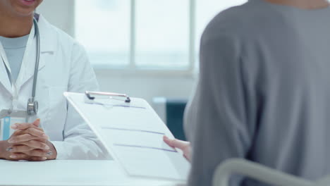 médico y paciente estrechando la mano después de firmar el acuerdo médico