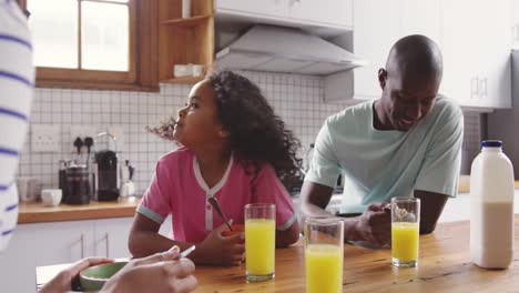 Familia-Pasando-Tiempo-En-Casa-Juntos