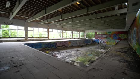 Antigua-Piscina-Cubierta-De-Un-Hotel-Abandonado-En-Francia-Aterrador-Lugar-Etiquetado-Extraño