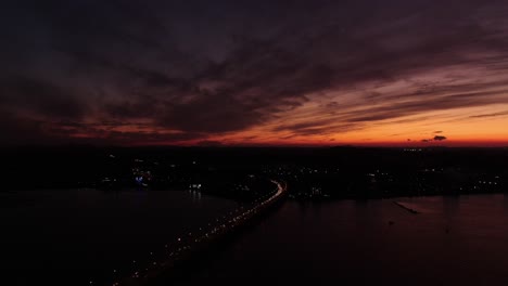 un puente sobre el que se pone el sol y una vista panorámica del mar