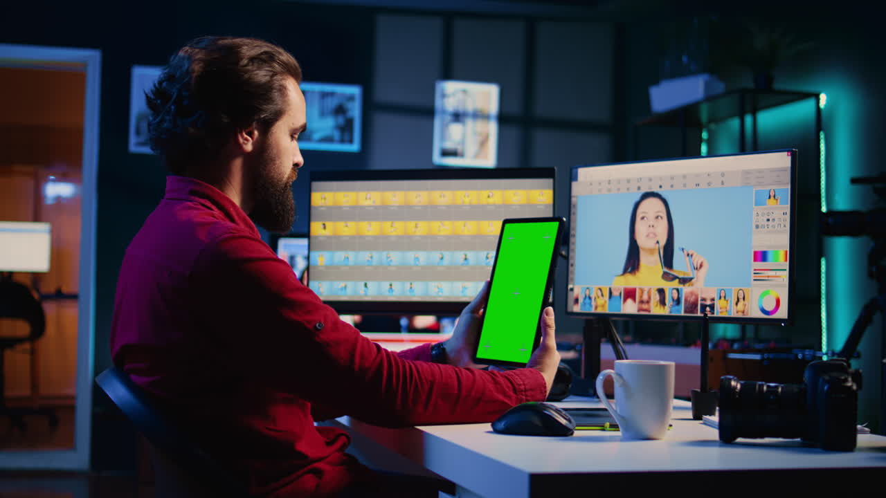 fotógrafo ve el tutorial en la tableta de maquetación para aprender cómo mejorar profesionalmente la calidad de las imágenes