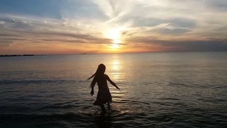 Silhouette-Einer-Jungen-Dame,-Die-Bei-Sonnenuntergang-Am-Strand-Tanzt-1