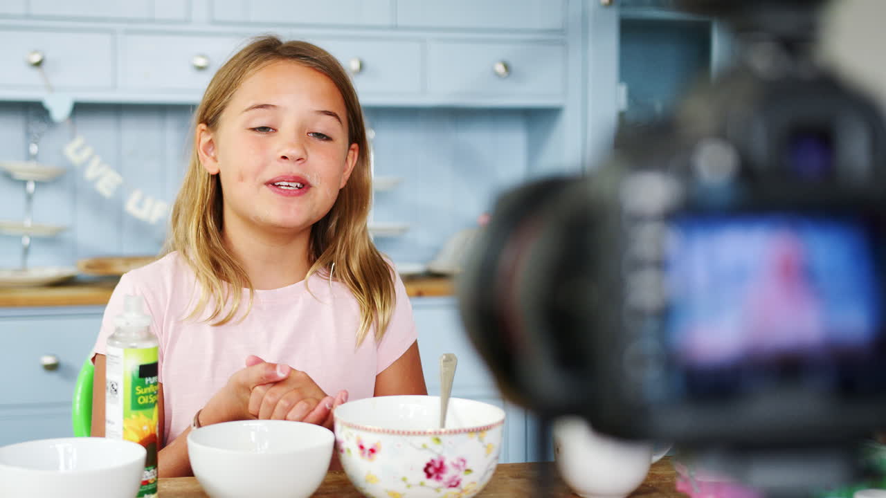 Ragazza che registra un vlog a casa, mostrando come fare lo slime.