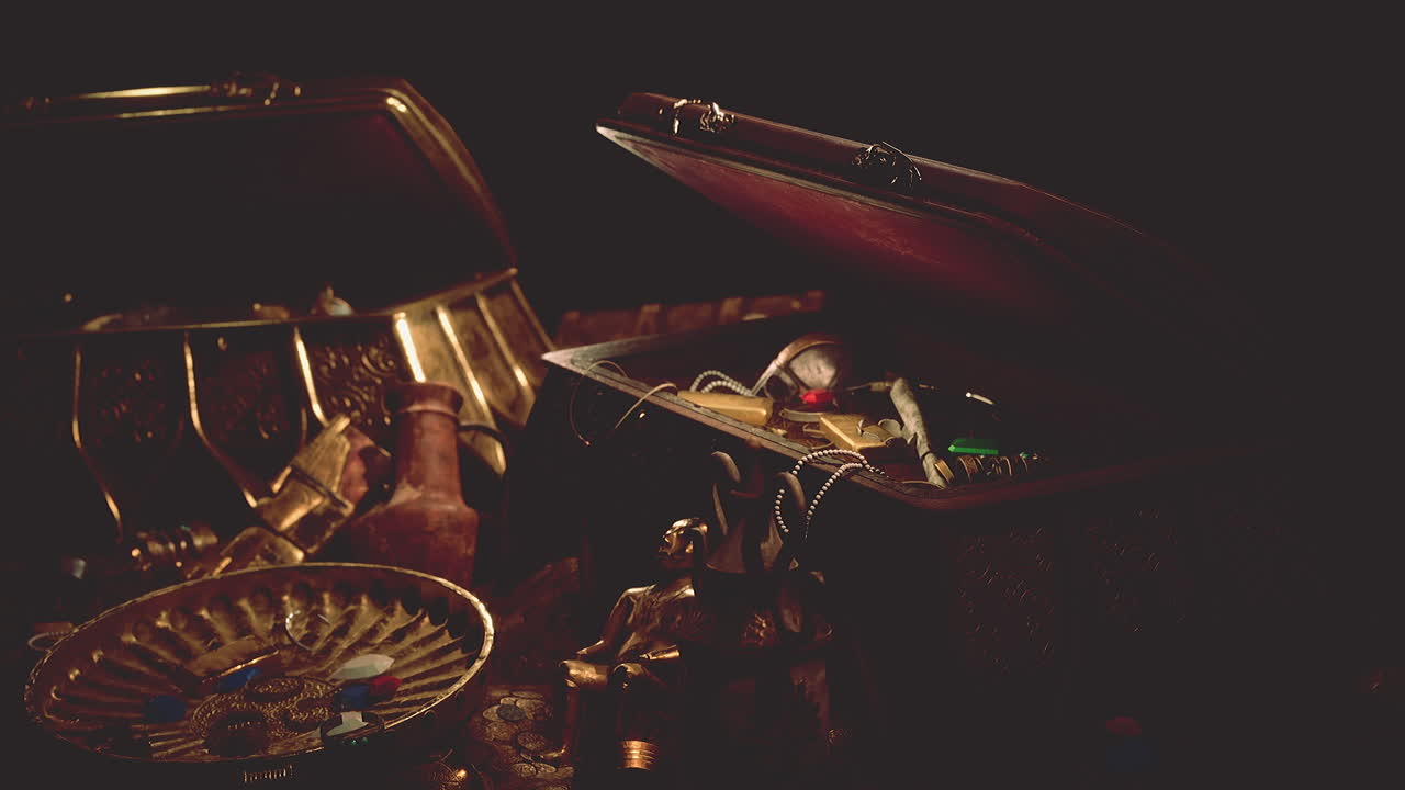 joyas y monedas de oro en la oscuridad