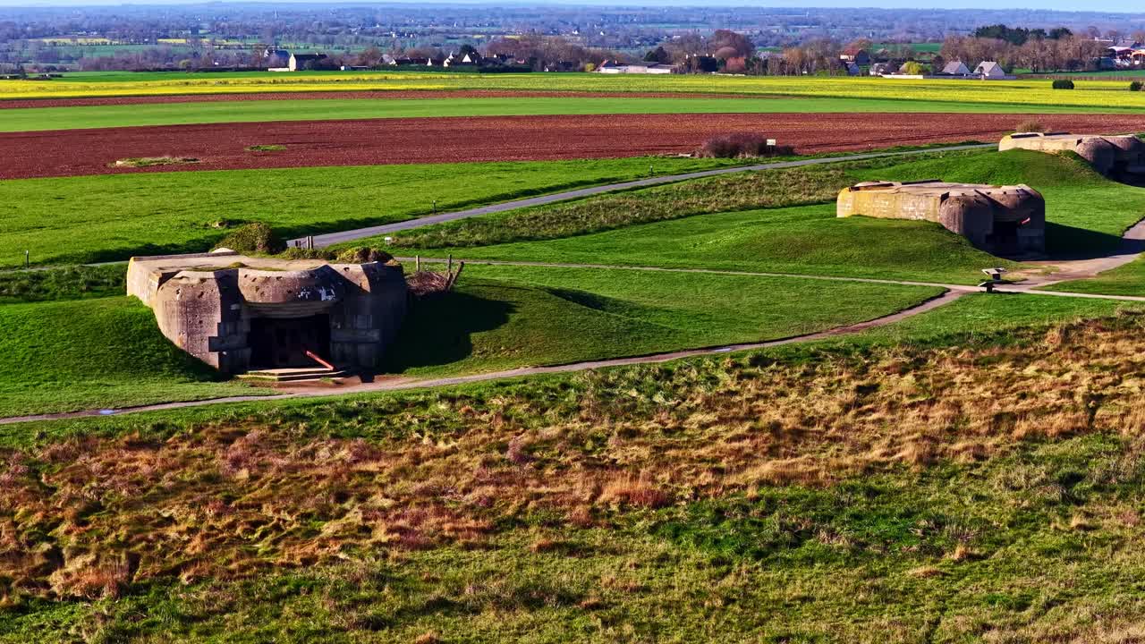 Bunker della batteria di Longues-sur-Mer che fungono da storici monumenti commemorativi di guerra del D-Day