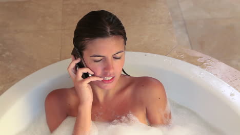 mujer en un baño mientras llama