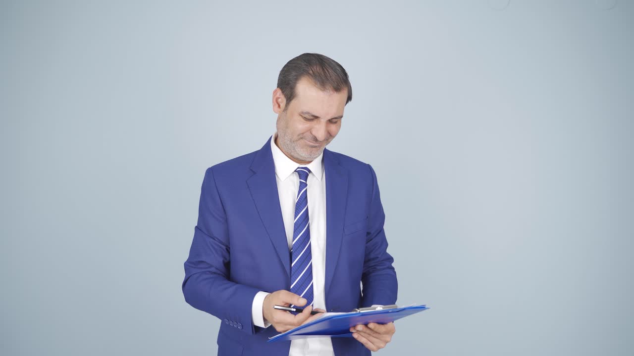 un hombre de negocios cansado.