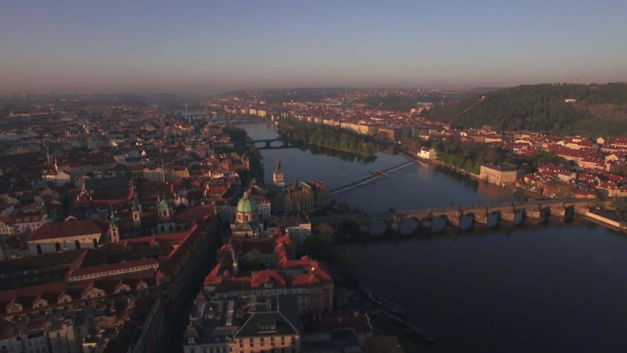 Vista aerea della parte vecchia di Praga e dei ponti sul fiume Moldava all'alba. Ponte Carlo. Paesaggio urbano.