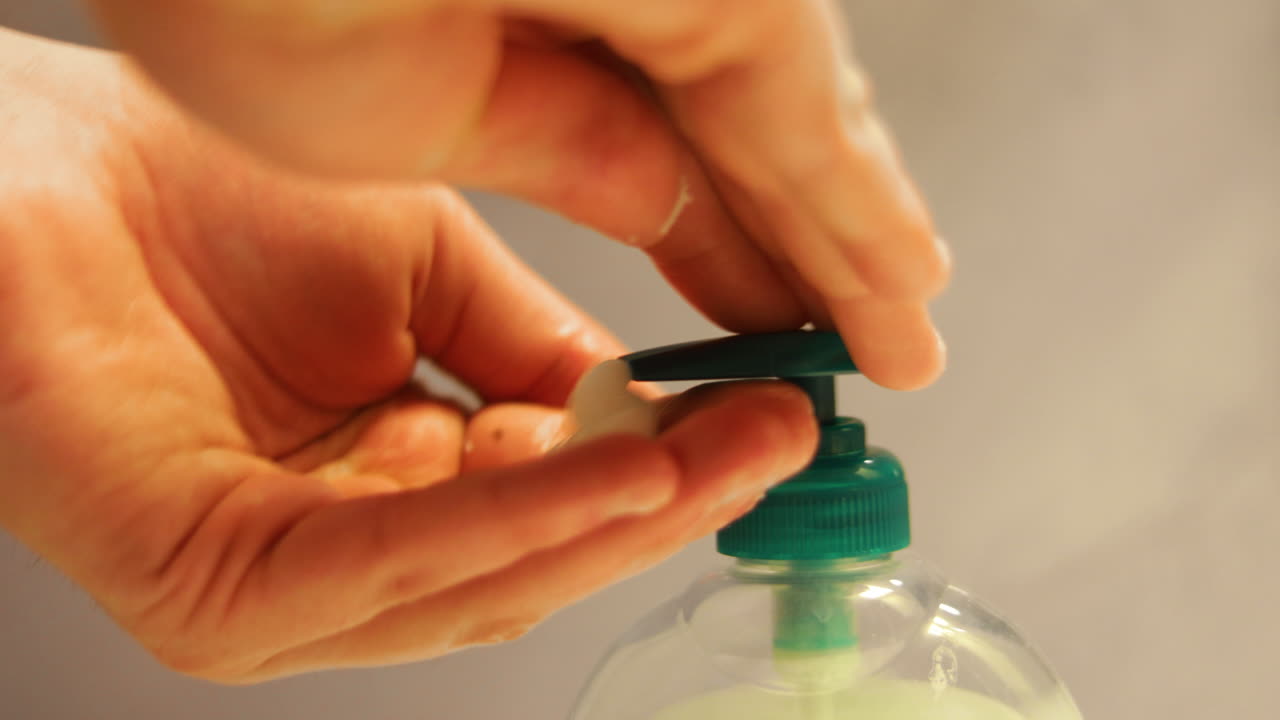 손에 비누를 많이 바르다