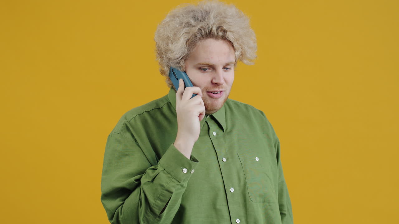 hombre hablando por teléfono
