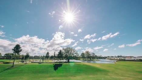 blick auf einen schönen sonnigen tag an der goldenen küste australiens mit leuchtend grünem gras und einem wunderschönen blauen himmel