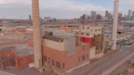 Vistas-Aéreas-De-Una-Fábrica-De-Energía-De-Aspecto-Muy-Antiguo-En-Denver-Colorado