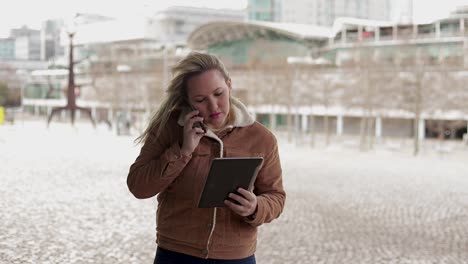 Nachdenkliche-Reife-Frau,-Die-Draußen-Auf-Dem-Smartphone-Spricht